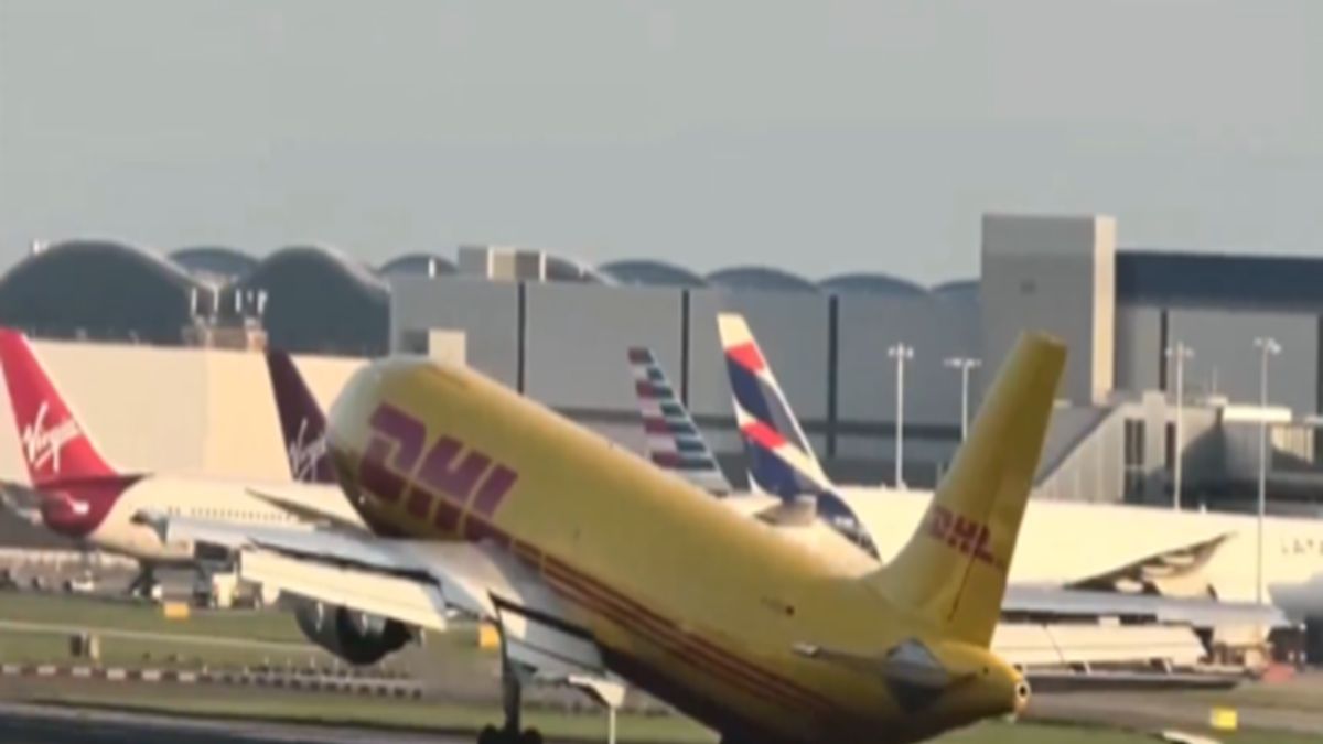Samolot DHL zahaczył o pas startowy.