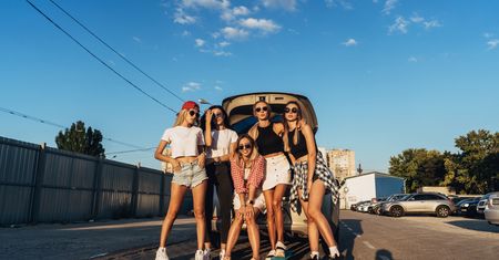 VSCO girl. Kto kryje się za tą enigmatyczną nazwą? Poznaj najmodniejszy trend wśród dziewcząt