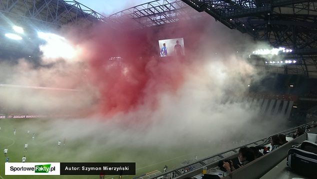 Zadymiona murawa na Inea Stadionie