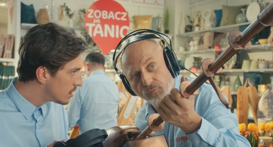„Wykrywacz myśli” z Mumio reklamuje salony Agata