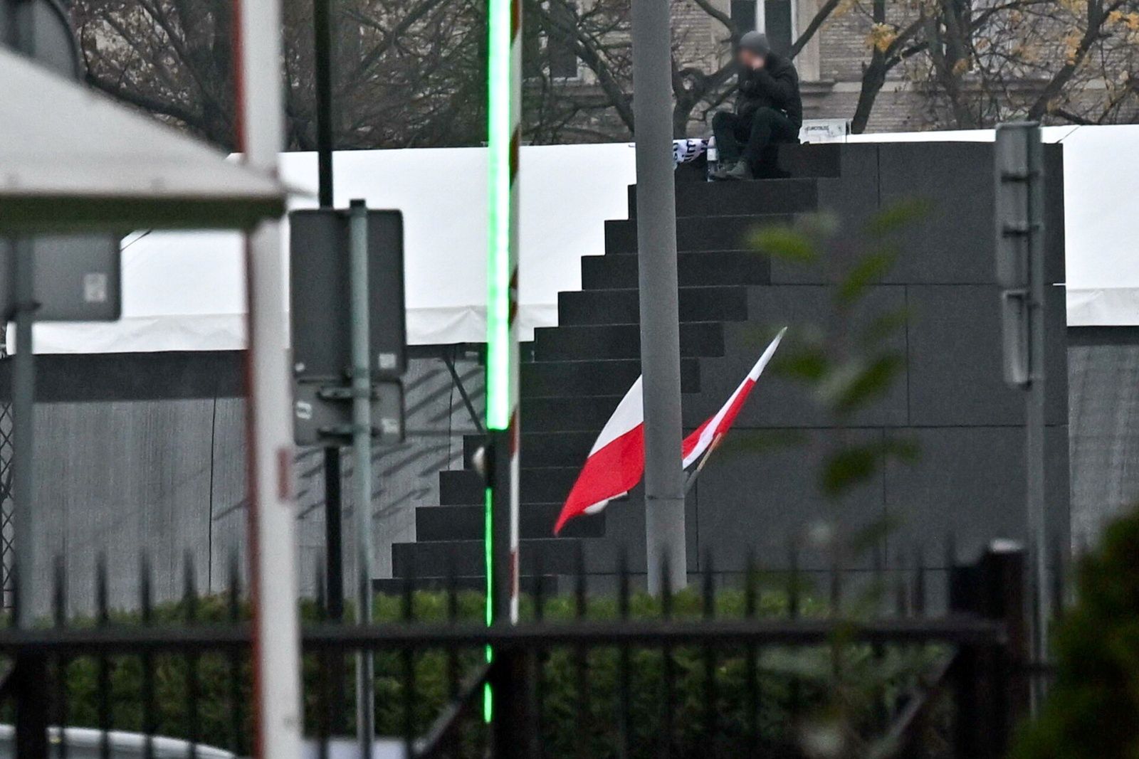 Wszedł na pomnik w centrum Warszawy. Mężczyzną trafił pod opiekę lekarzy