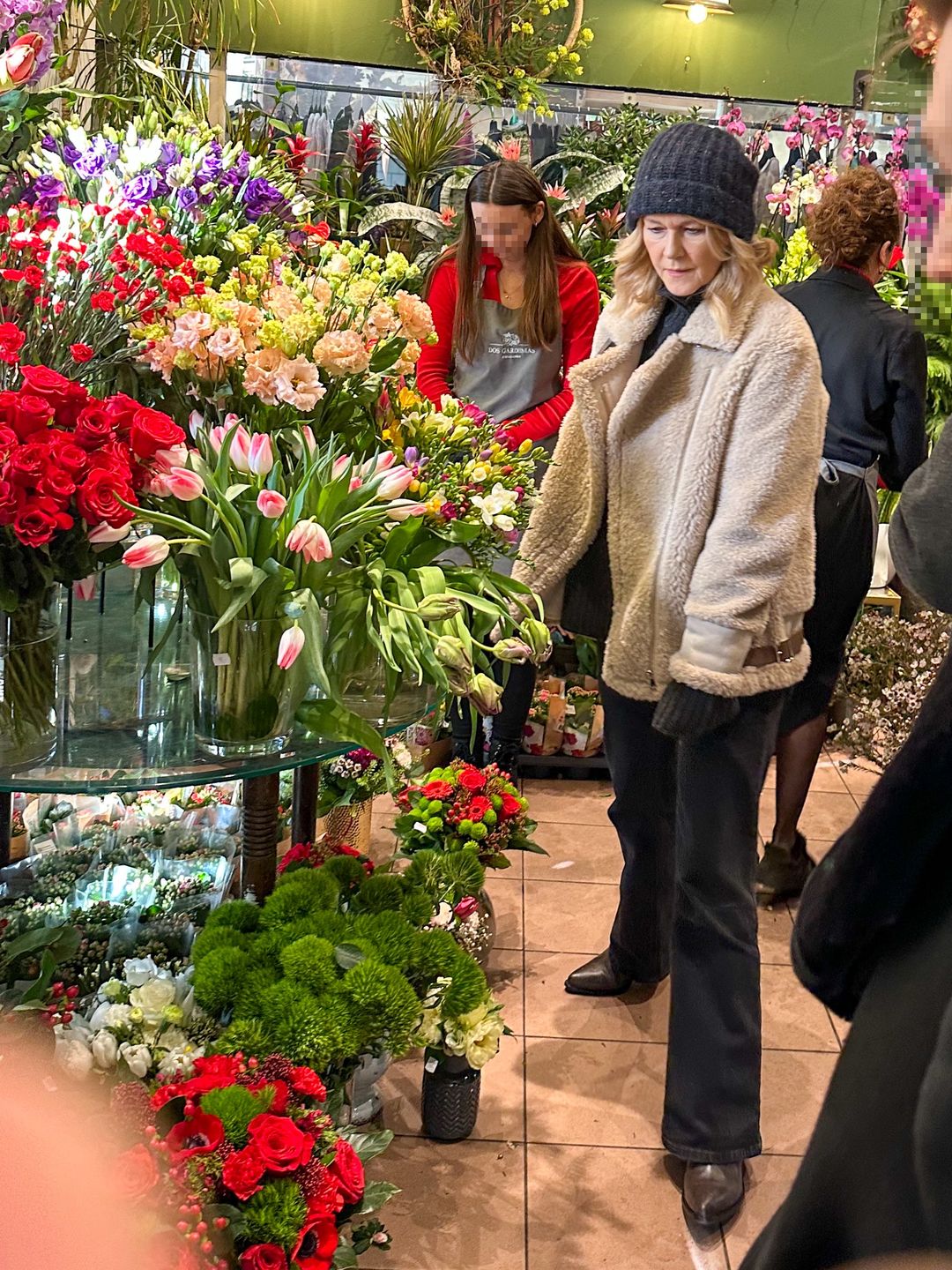 Grażyna Torbicka wręcza mamie kwiaty
