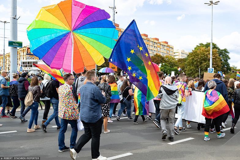 Flaga UE i tęczowa flaga LGBT na Paradzie Równości w Warszawie