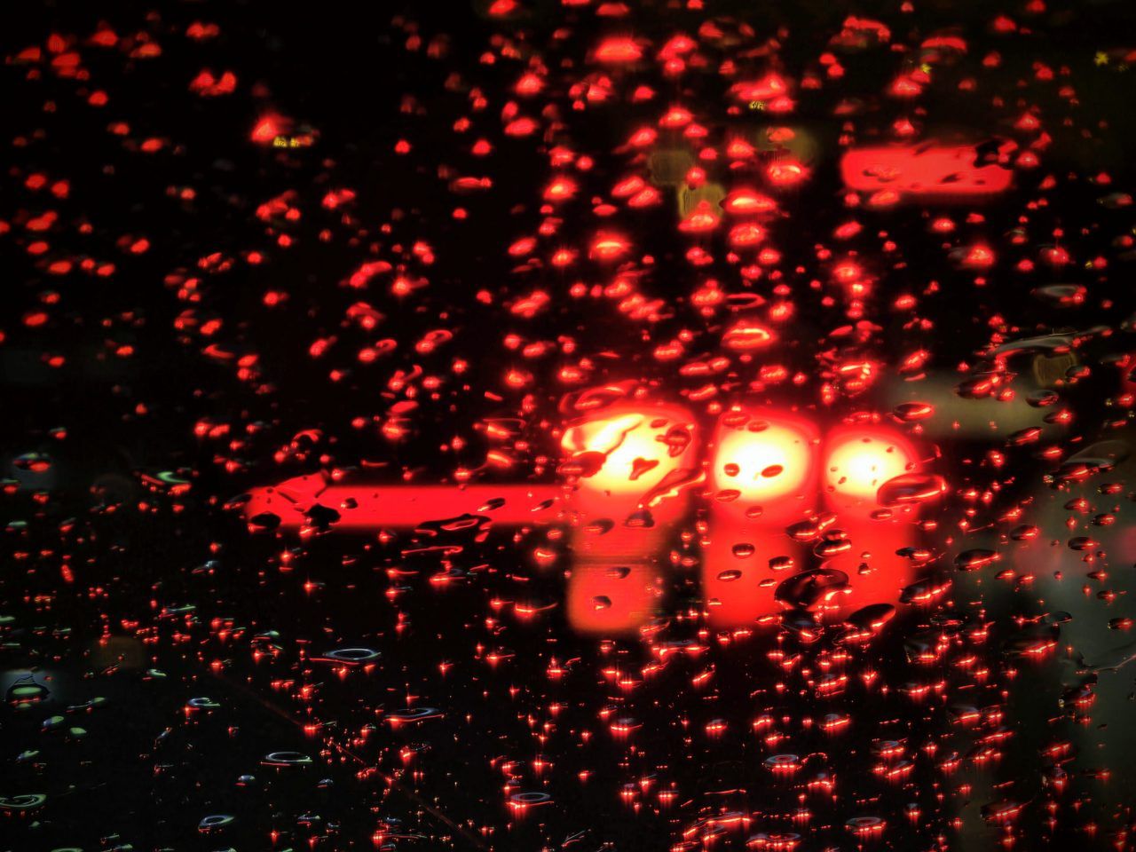 To nie czas na światła dzienne. Policjanci apelują: "Nie ufaj ślepo automatyce!"