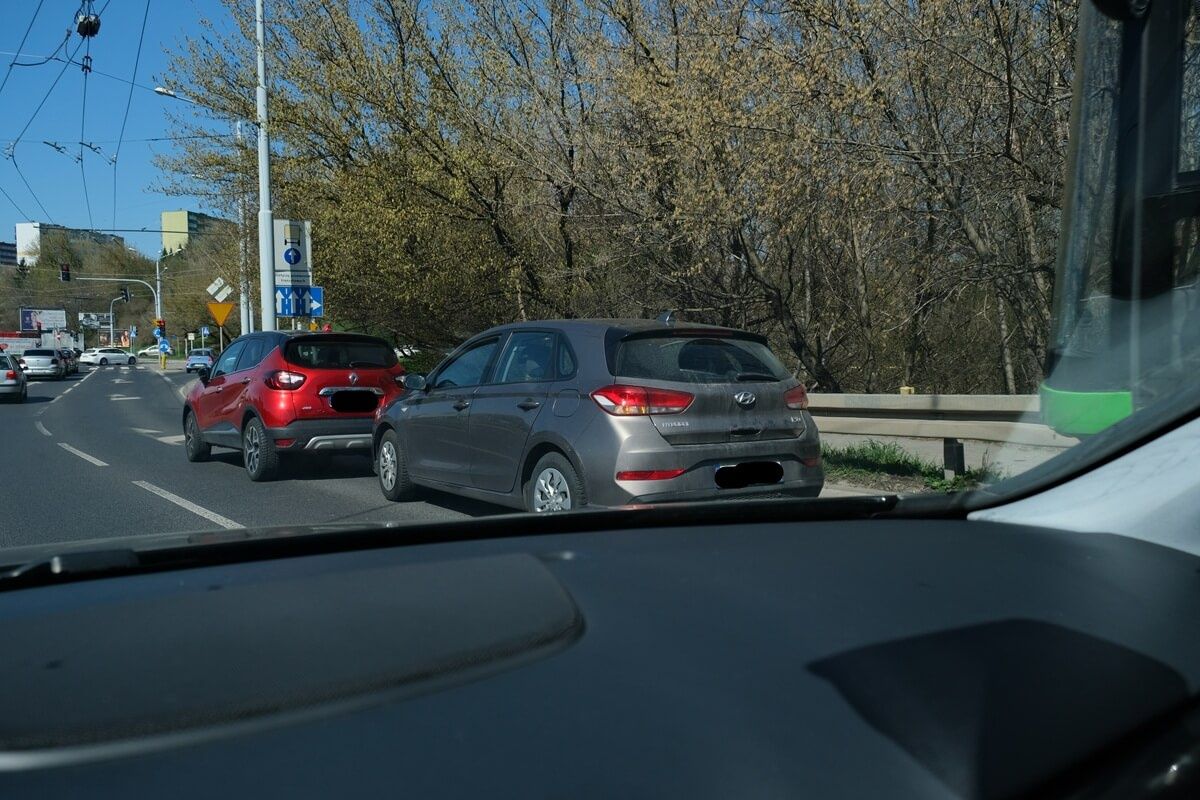 Zderzenie renaulta z autobusem miejskim na ul. Krochmalnej