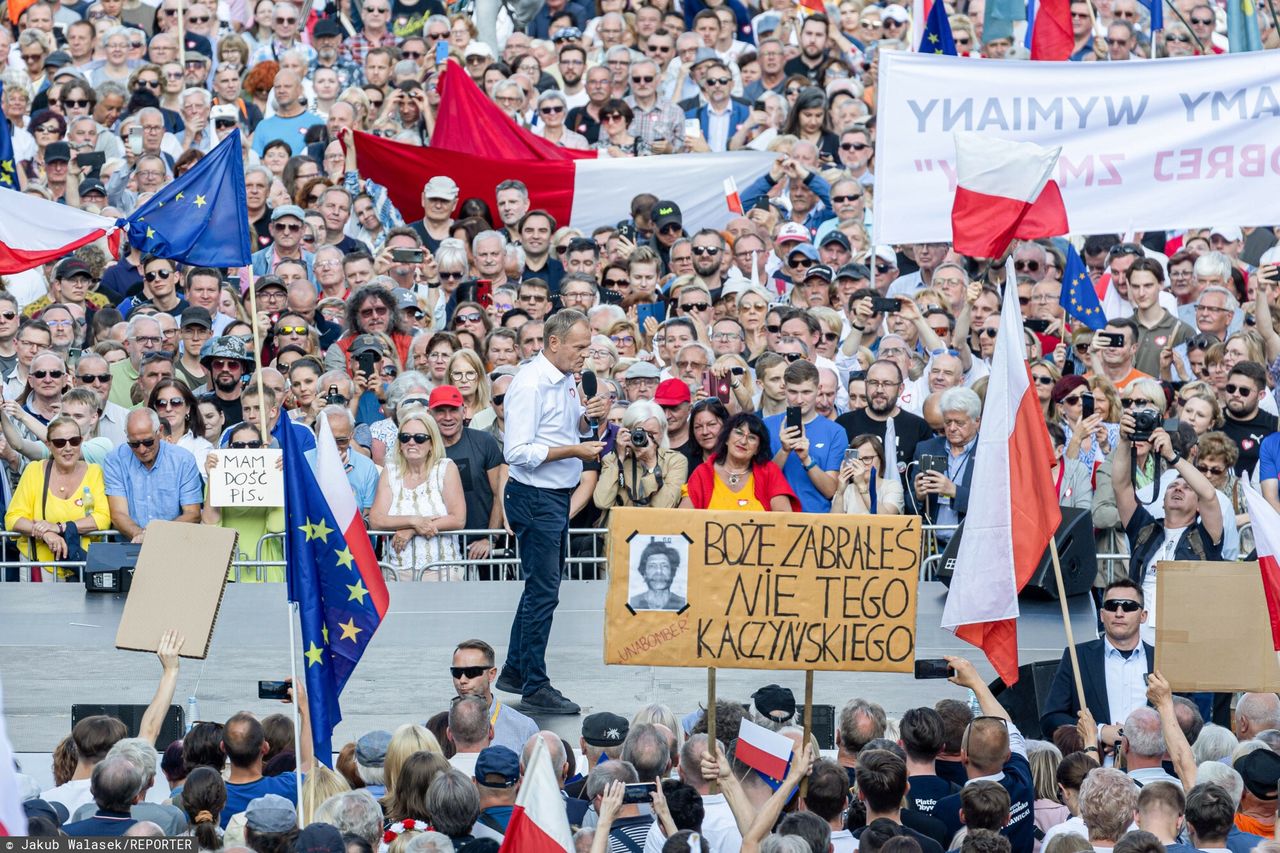 Szokujący baner na wiecu Tuska. "Tania prowokacja PiS-u"