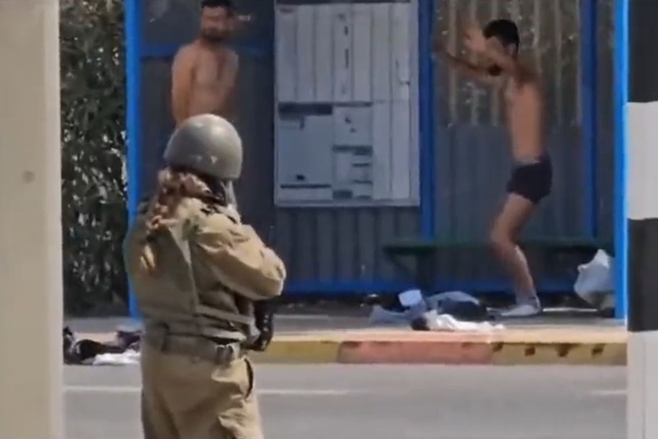 Brave female Israeli soldier caught two terrorists. They couldn't even flinch