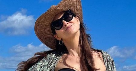 Kinga Rusin W BIKINI tańczy na plaży, chwaląc się wysportowaną sylwetką. Ogień? (ZDJĘCIA)