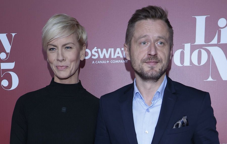 Anita Werner na ściance z partnerem