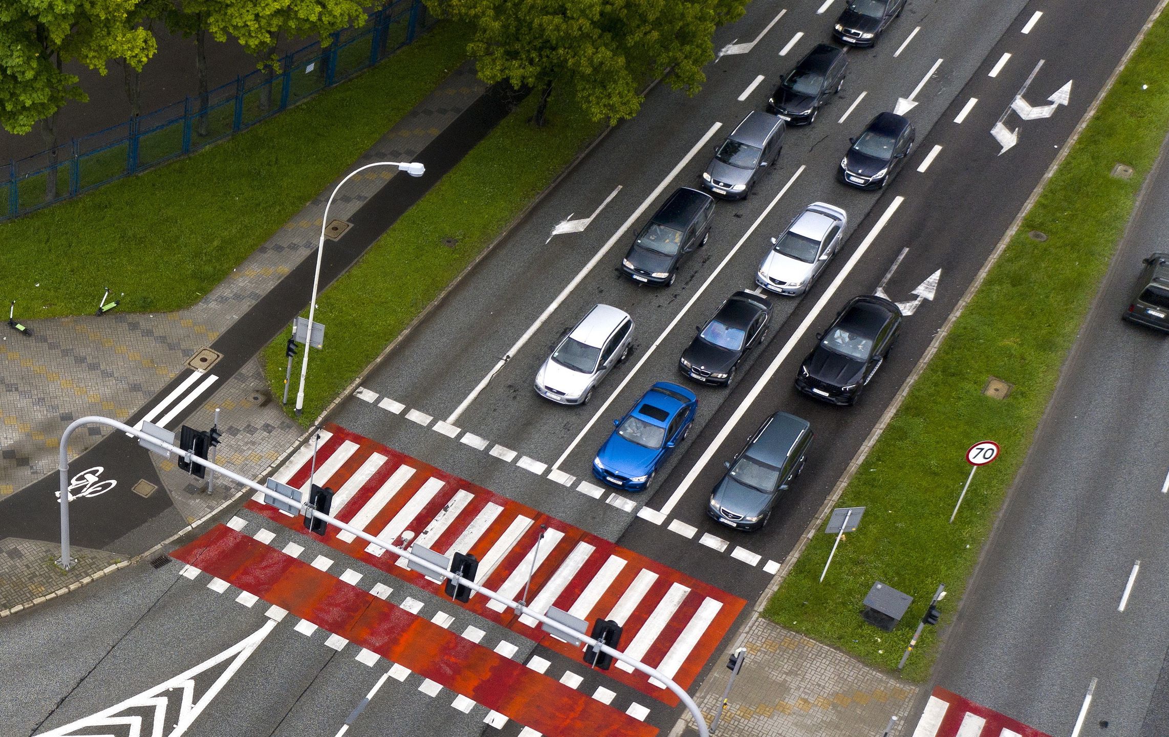 Rzeszów, 30.05.2021. Przejście dla pieszych w Rzeszowie, 30 bm. 1 czerwca br. wchodzą w życie nowe przepisy prawa o ruchu drogowym. Zgodnie z nimi, pieszy wchodzący na przejście dla pieszych będzie miał pierwszeństwo przed pojazdem, z wyjątkiem tramwaju. Przed tramwajem pieszy będzie miał pierwszeństwo tylko, gdy znajduje się już na przejściu dla pieszych. Ponadto zostanie ujednolicona dopuszczalna prędkość na obszarze zabudowanym. Kierowcy mają też mieć obowiązek zachowania minimalnego odstępu między pojazdami na autostradach i drogach ekspresowych. (sko) PAP/Darek Delmanowicz