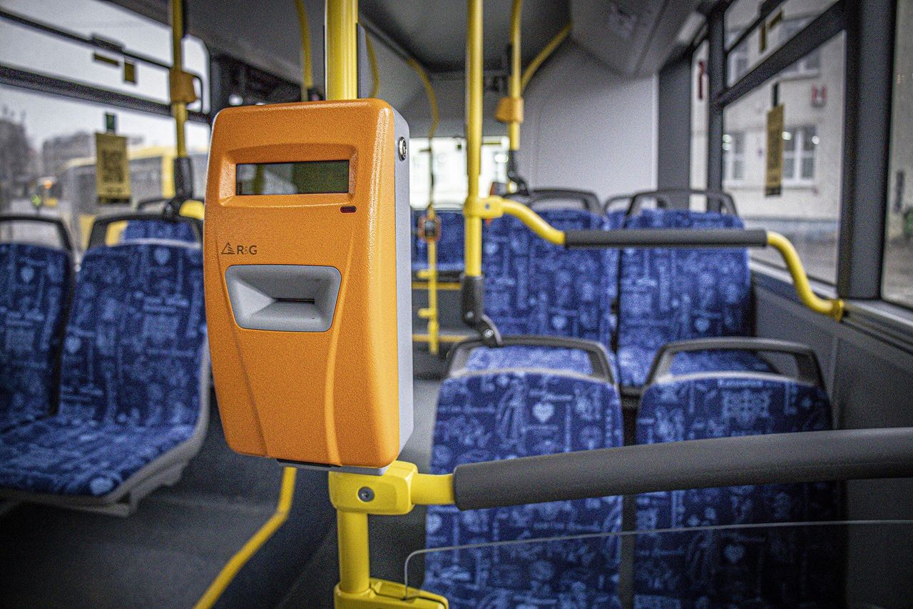 Katowice: Koniec biletów za gotówkę u kierowcy w autobusach GZM. Zamiast tego mobilne biletomaty i aplikacje