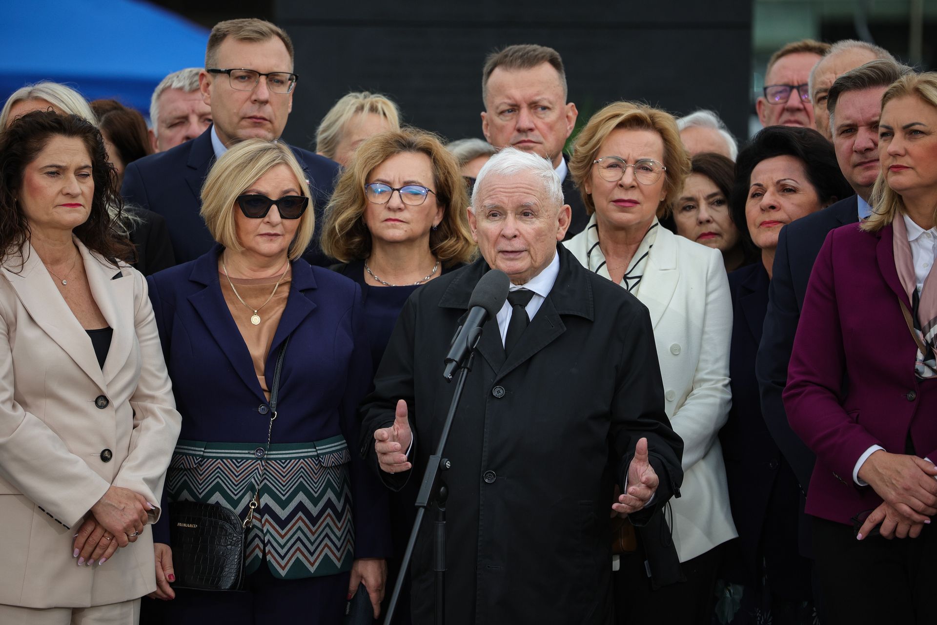 Kaczyński oskarża na miesięcznicy. "Obecna władza jest na tym froncie"