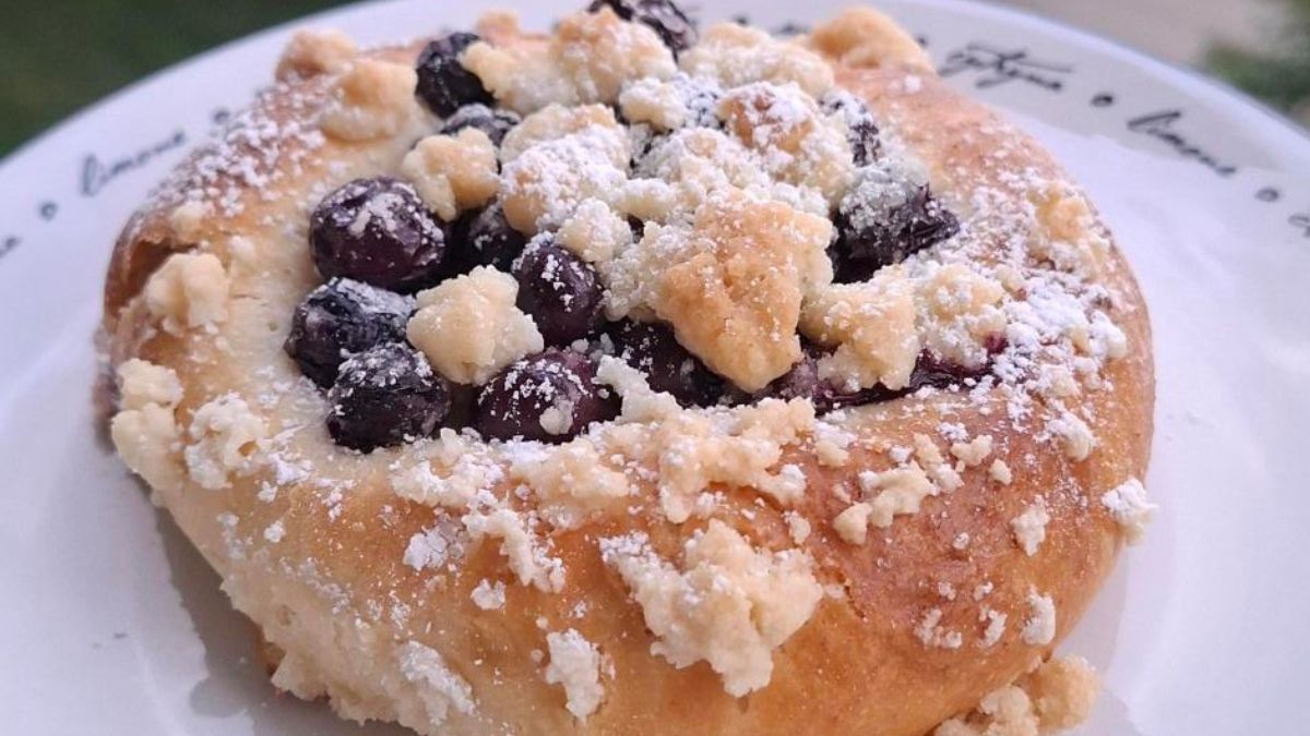 Drożdżówka z borówkami i kruszonką