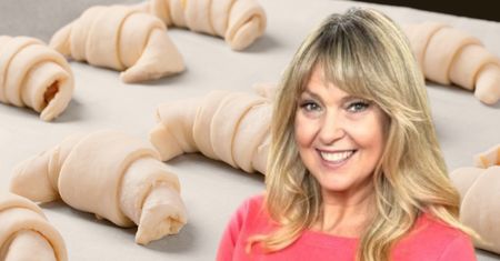 Ewa Wachowicz pokazała, jak poprawnie zawijać rogaliki. Jej sposób jest najlepszy
