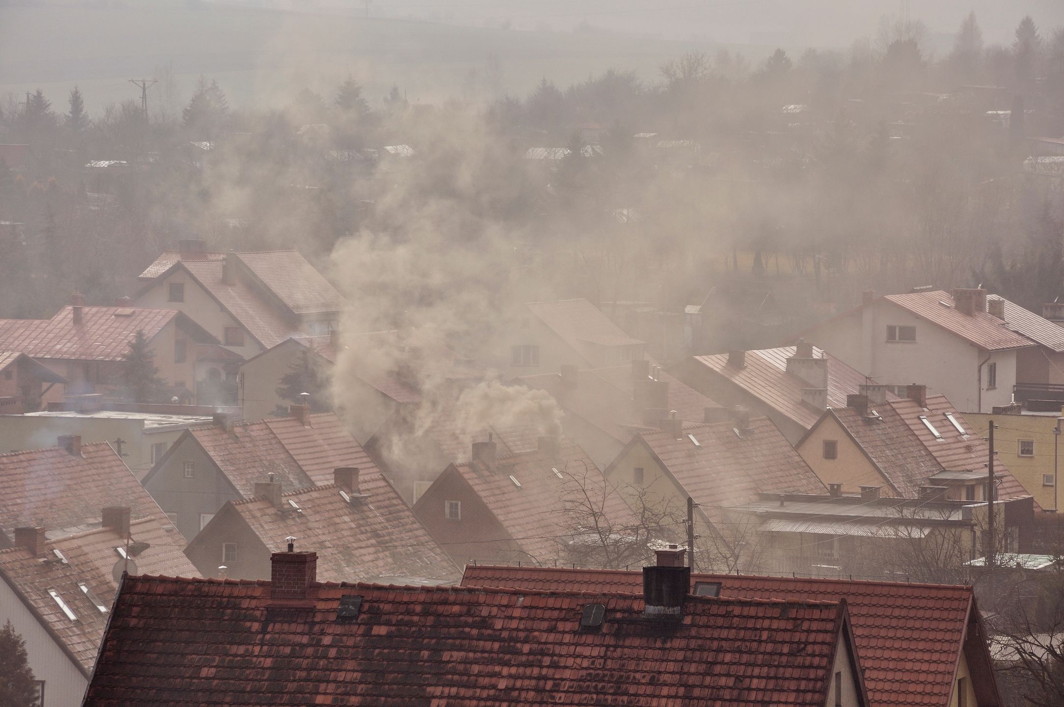 smog, miasto, dym, zanieczyszczenie, powietrze, powiat, mróz, budynek, dach, panorama, miejski, komin, ekologia, polska, sezon grzewczy, architektura, dachówka, dom, dom jednorodzinny, domy, miasteczko, zadymiony, zimno