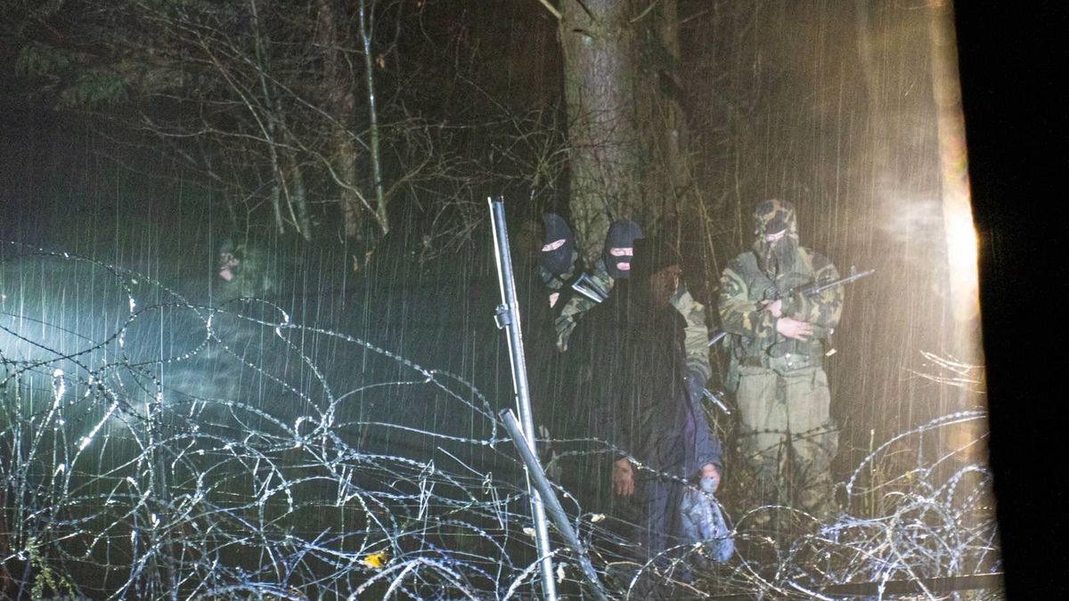 Dubicze Cerkiewne, 22.11.2021. Na zdjęciu z 21 bm. żołnierze białoruscy na polsko-białoruskiej granicy w Dubiczach Cerkiewnych. 150 agresywnych cudzoziemców próbowało wedrzeć się na terytorium Polski. Atak był nadzorowany przez Białorusinów. Białoruskie służby m.in. oślepiały polskich żołnierzy i funkcjonariuszy laserami. (sko) PAP/MON HANDOUT EDITORIAL USE ONLY NO SALES