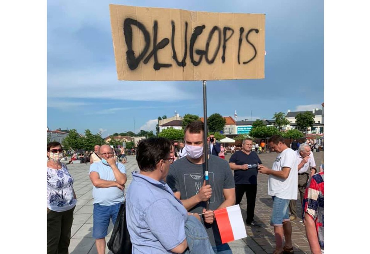 Wybory 2020. Incydent przed wiecem Andrzeja Dudy. Mężczyzna wyszedł sam z napisem "długopis"