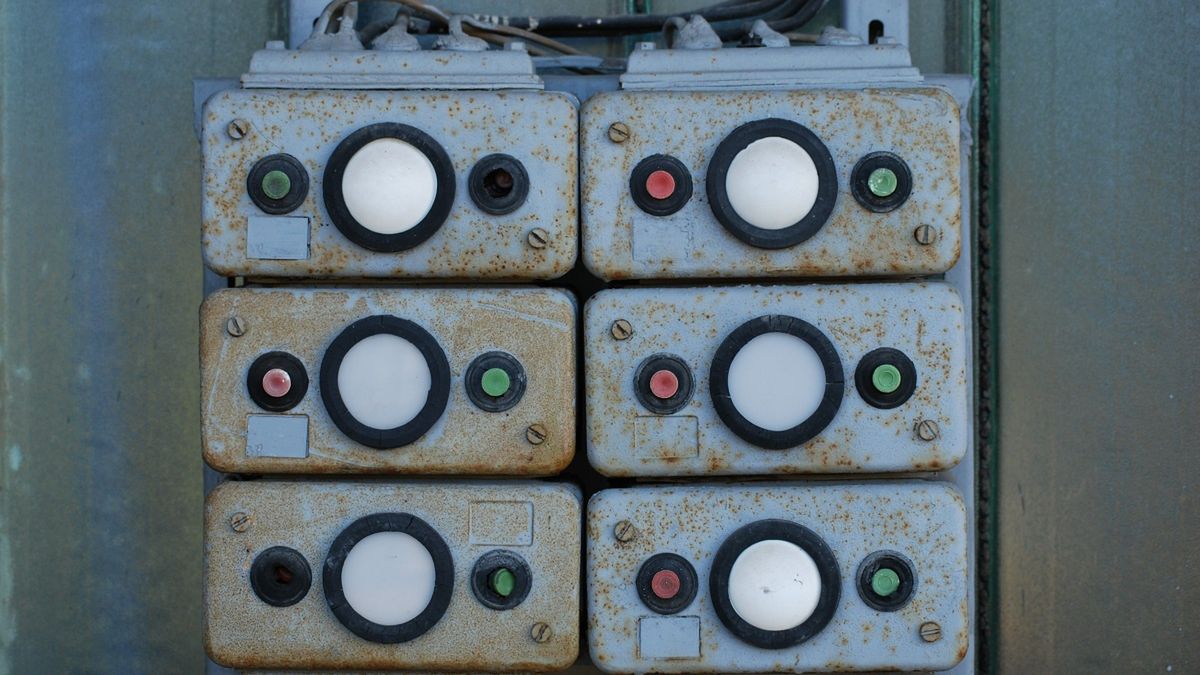 Pracownicy porażeni prądem. Zdjęcie ilustracyjne. 