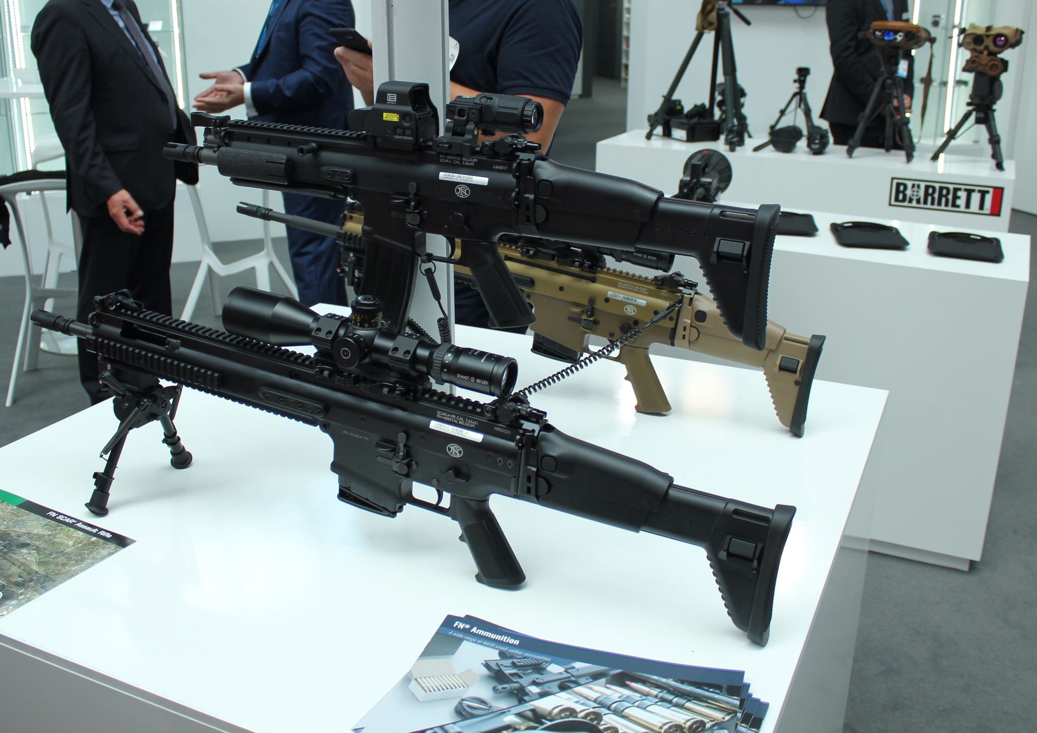 Karabinki i karabiny FN SCAR na wystawie podczas trwania targów MSPO w różnych wersjach obejmujące wyborowe SCAR-H PR oraz klasyczny SCAR-L. 