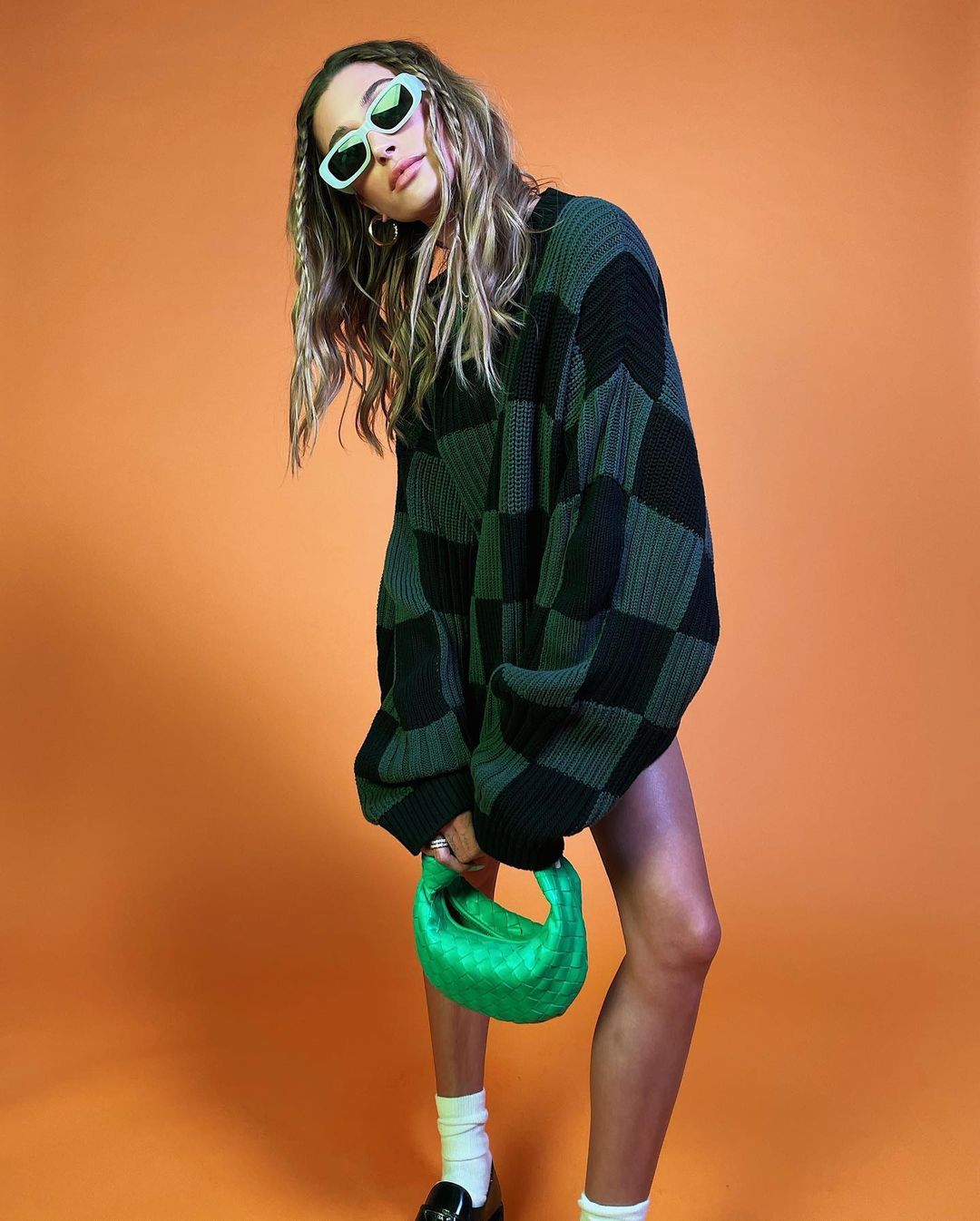 Hailey Bieber z zieloną torebką