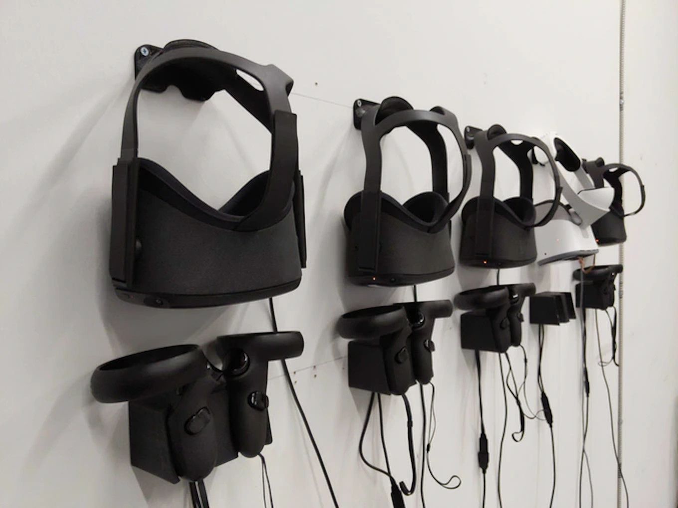 Kontrolery Oculus tylko z bateriami? Ten gadżet doda akumulatory ze stacją ładowania 2