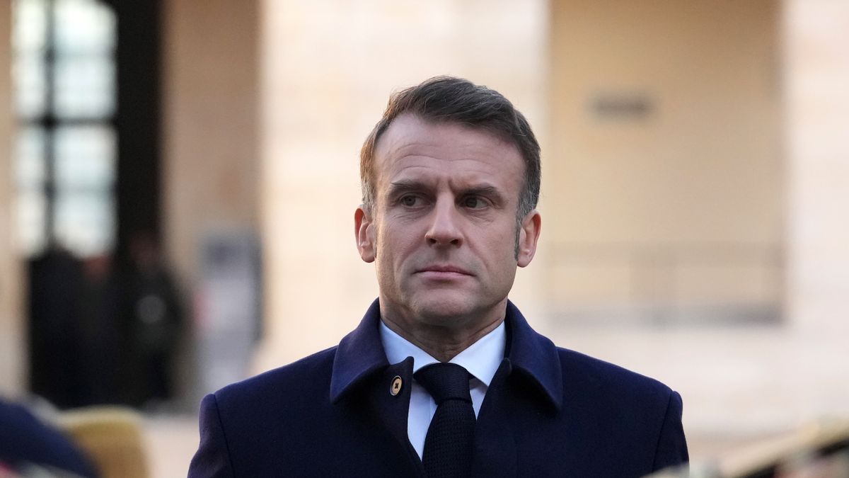 French President Emmanuel Macron reviews the troops with Nigeria?s president during the latter's visit to the Invalides monument in Paris, France, 28 November 2024. The Nigerian president is on a state visit to France. EPA/MICHEL EULER / POOL MAXPPP OUT Dostawca: PAP/EPA.