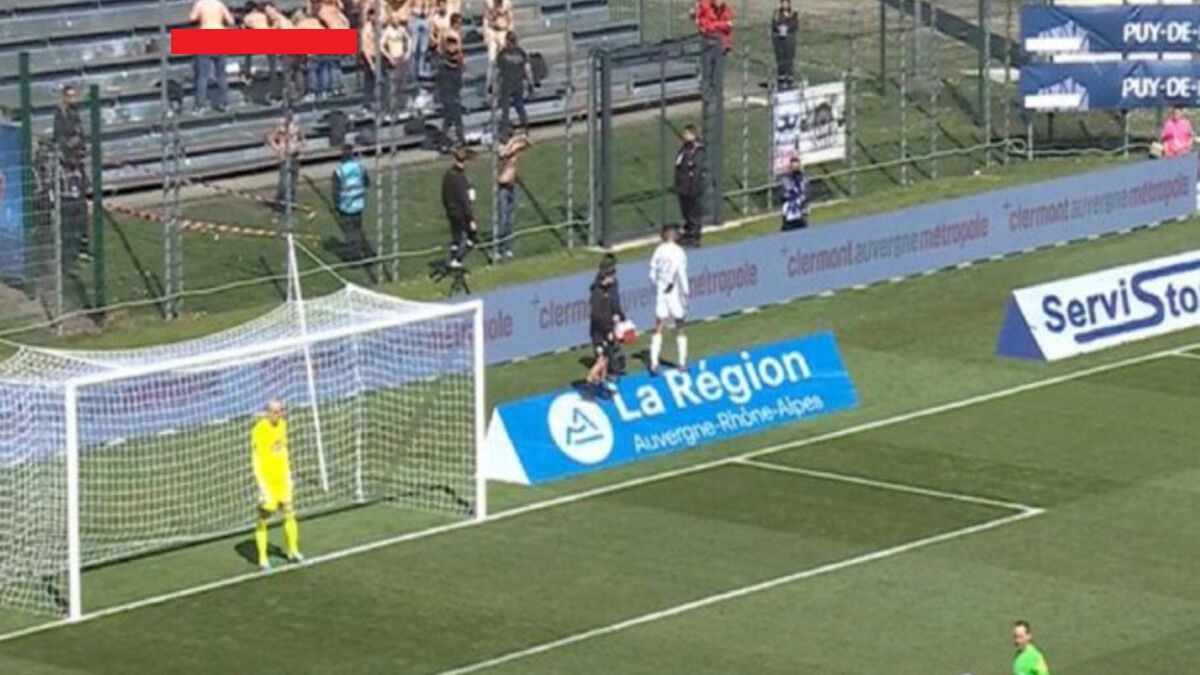 Kibice pokazali pośladki strzelcowi rzutu karnego