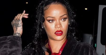 Rihanna odsłania ciążowy brzuszek. Zdumiewający strój, obok którego nie da się przejść obojętnie