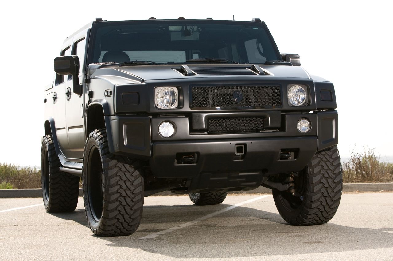 Hummer H2 matowa czerń (fot. madwhips.com)