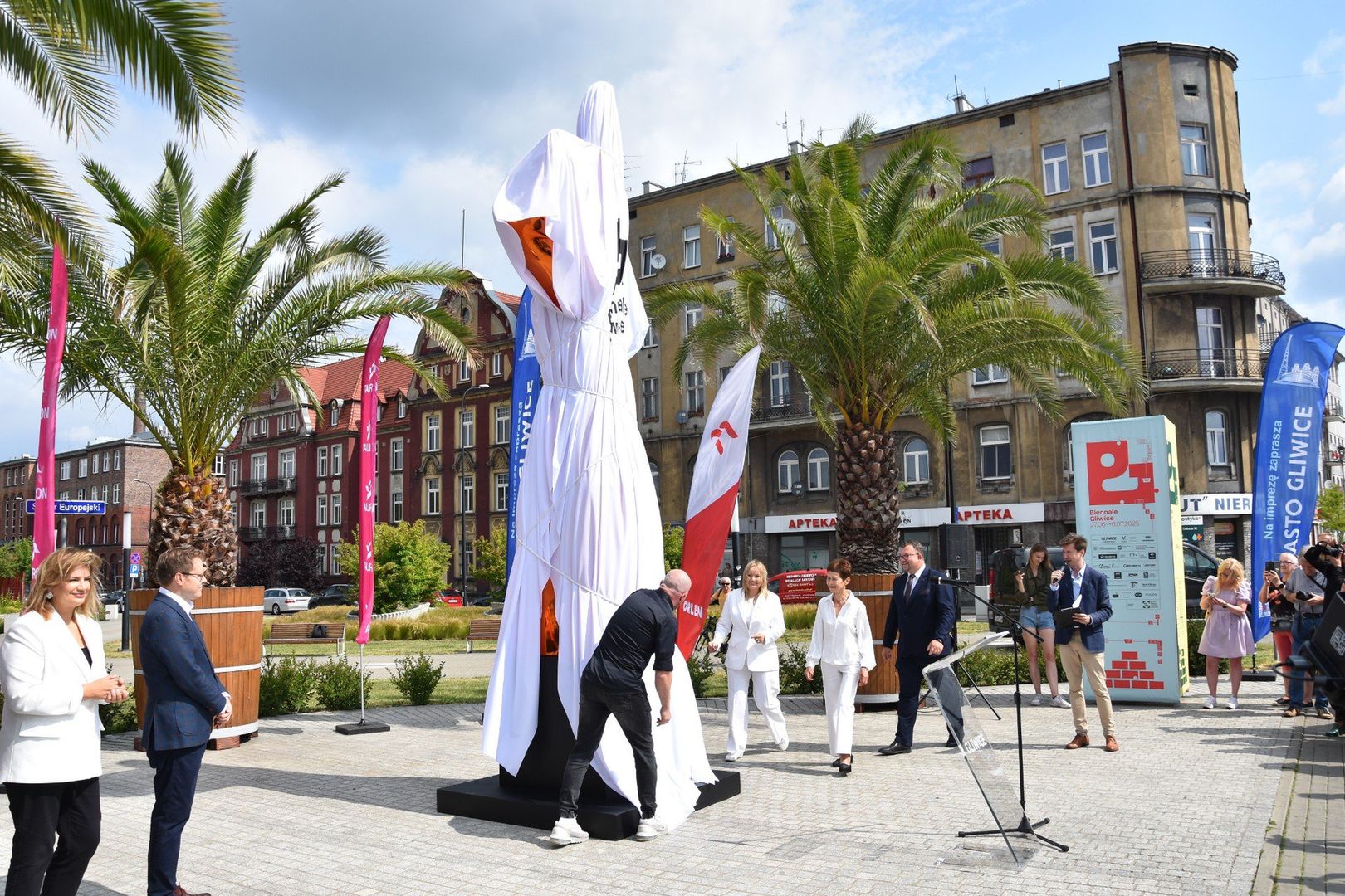 Uroczyste odsłonięcie monumentalnej rzeźby Jana Śliwki – słynnej ręki-kciuk