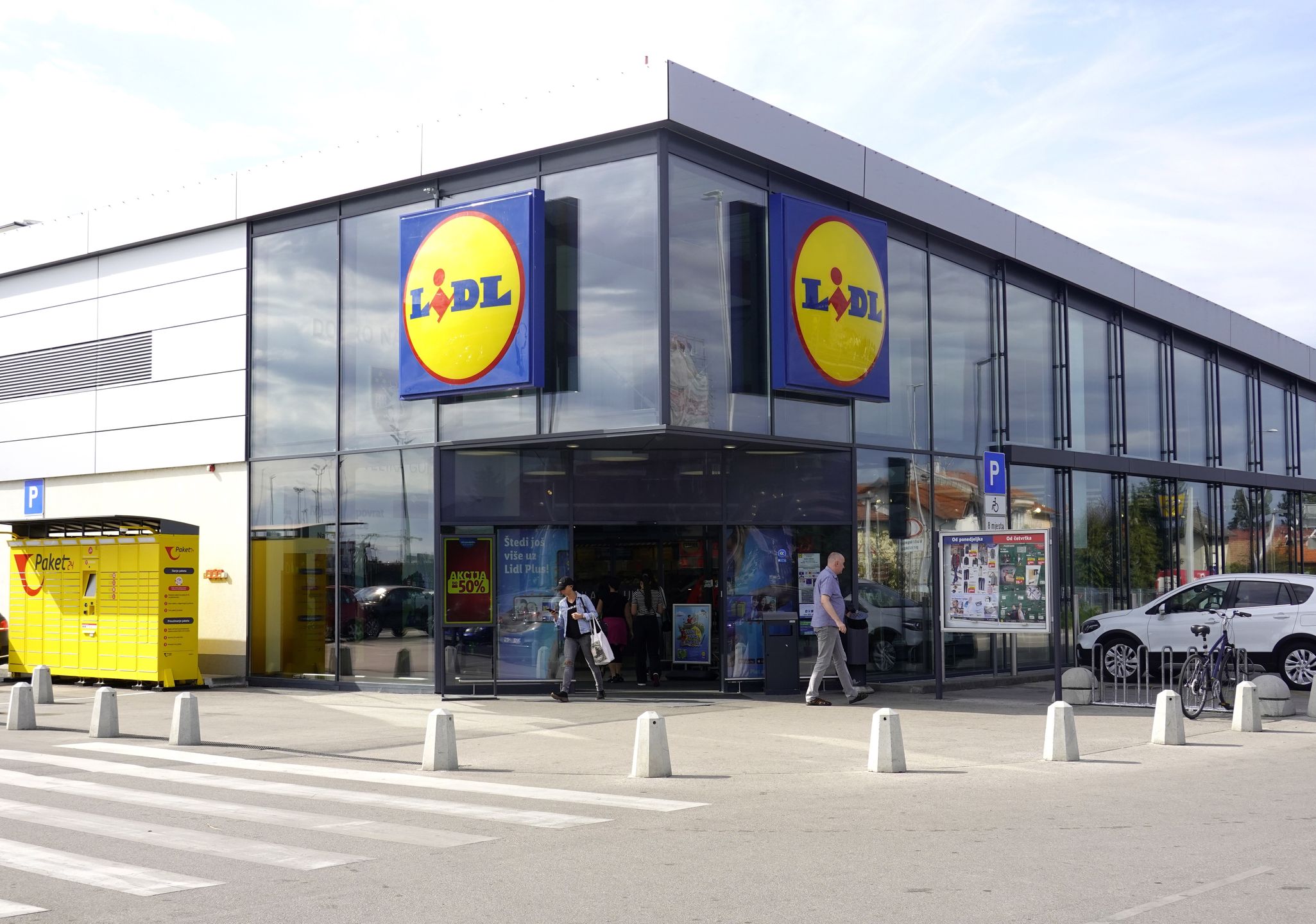 General view of a Lidl market in Zagreb, Croatia, 04 October 2023. Croatian National Bank (HNB) announced that a surplus of EUR 0.6 billion was realized on the current and capital accounts of the balance of payments in the second quarter of 2023. The balance of gross foreign debt at the end of June 2023 was 56.5 billion EUR or 79.4 percent of GDP, which is 0.3 billion EUR or 2.6 percent of GDP less than at the end of March 2023, which was mainly contributed by the reduction of the debt of the central bank and the general government, followed by the growth of nominal GDP. EPA/ANTONIO BAT Dostawca: PAP/EPA.
