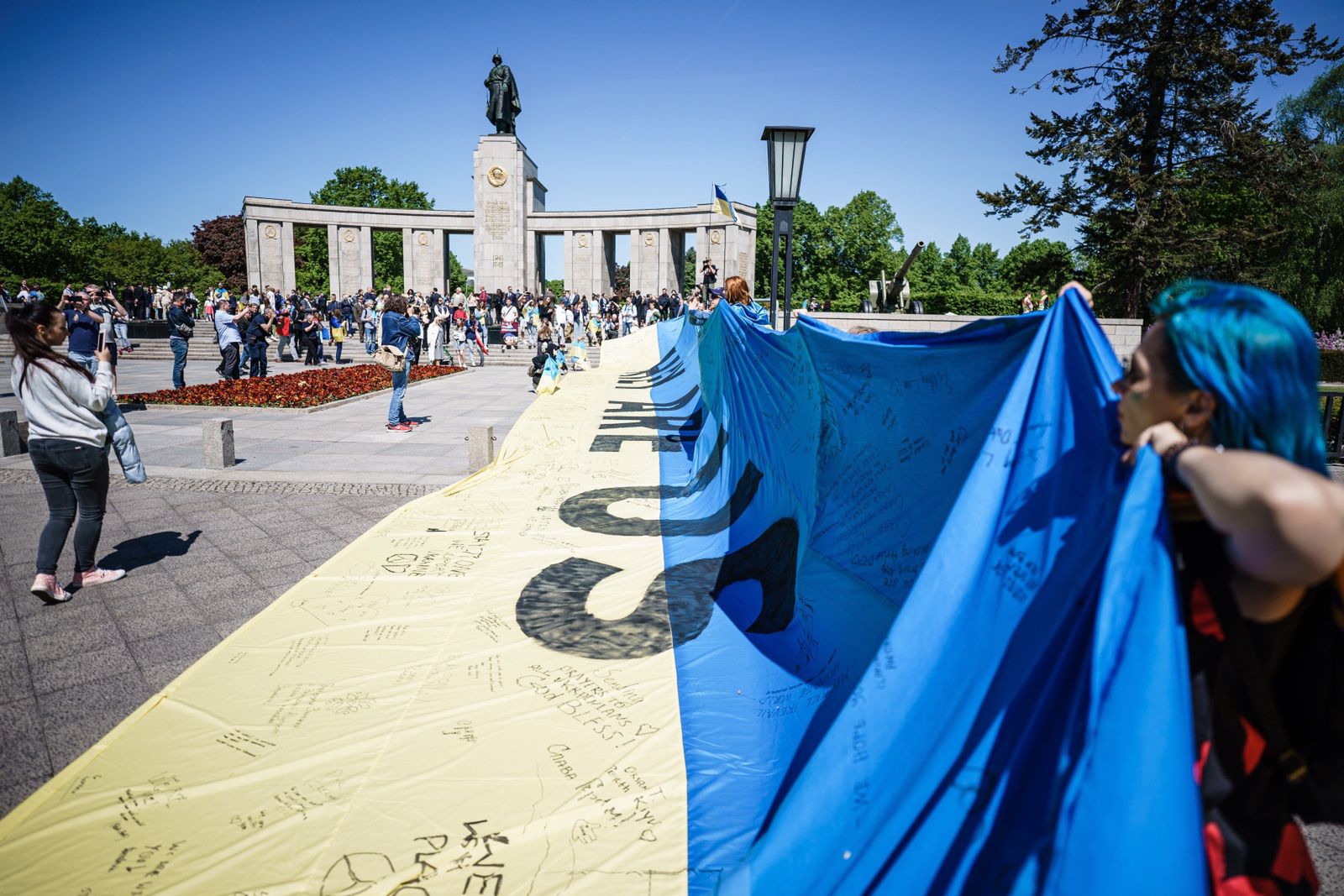 Policjanci zwijają ukraińską flagę