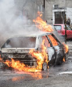 Tczew. 4-latek i 9-latek podpalili dwa samochody