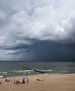 "Trzymał się ostatkiem sił". Groźne sceny na plaży w Mielnie