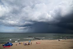 "Trzymał się ostatkiem sił". Groźne sceny na plaży w Mielnie