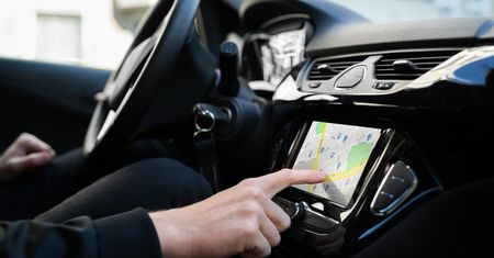 Ostrożnie z nawigacją w Polsce. Trwa zakłócanie sygnału GPS