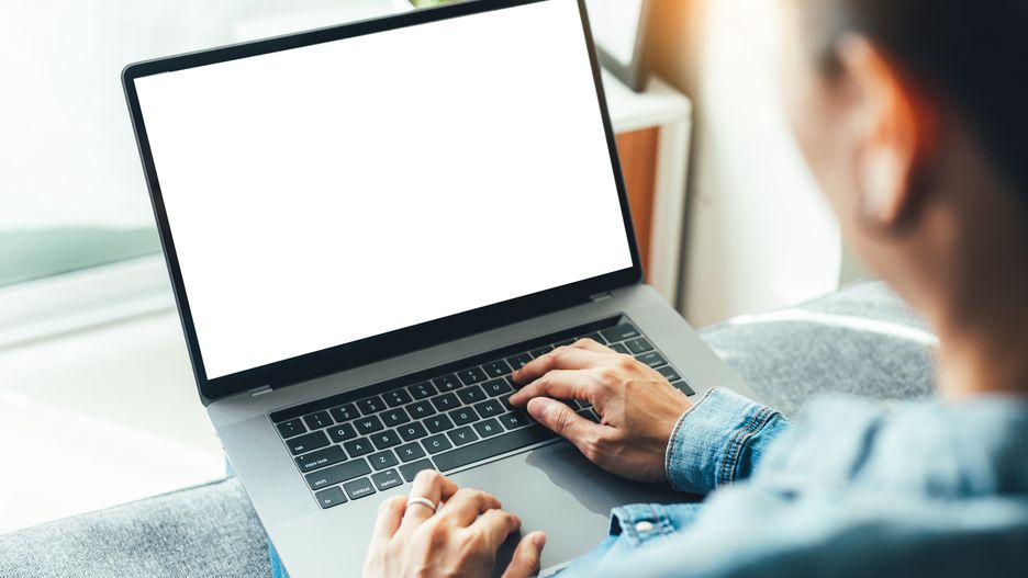 laptop, online, zakupy online, oszustwo online, praca zdalna