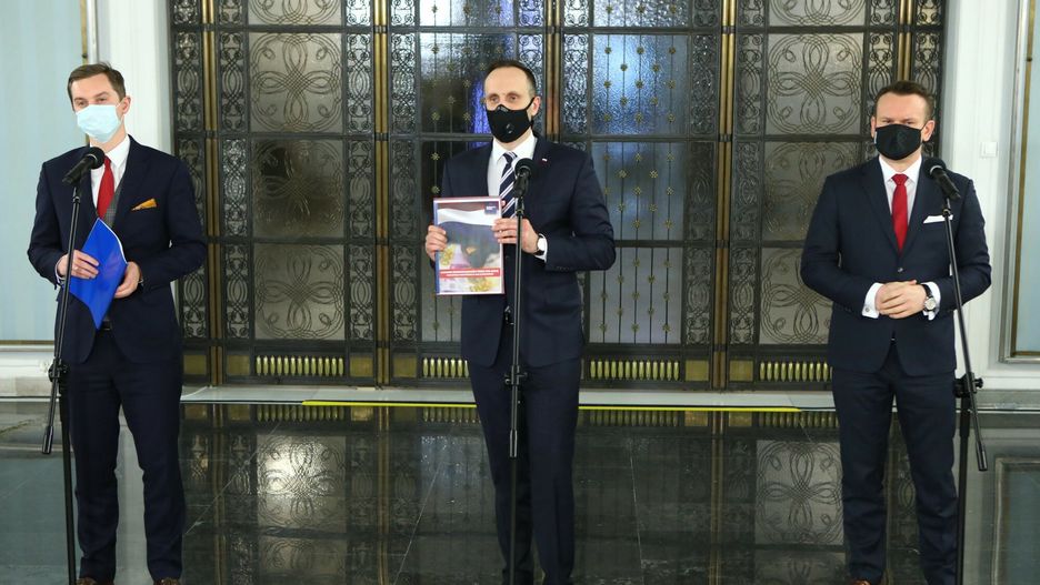 Budżet UE. Sebastian Kaleta, Janusz Kowalski i Dominik Tarczyński przedstawili raport, który ma pociągnąć Niderlandy do odpowiedzialności