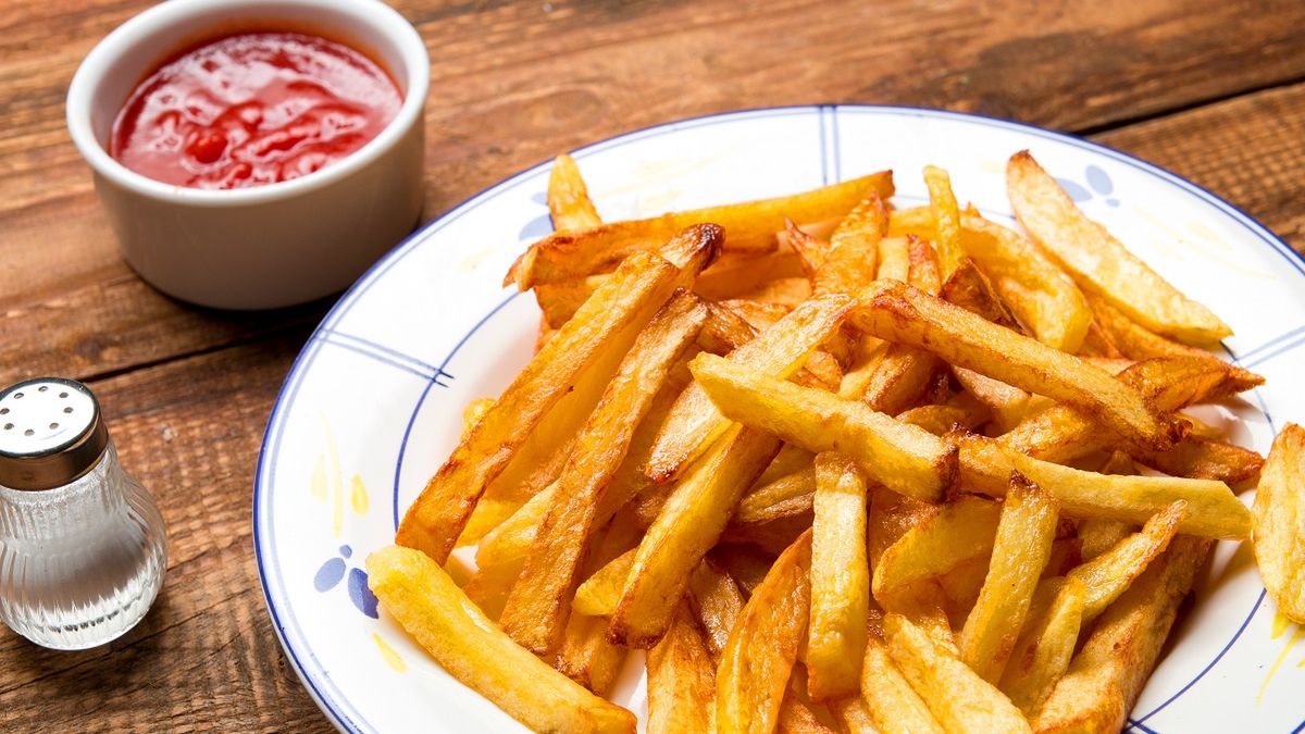 Szybkie, proste i nieziemsko chrupiące frytki: przepis dla zabieganych