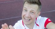 Półnagi Rafał Mroczek znalazł sposób na upały. "Trzeba sobie radzić"