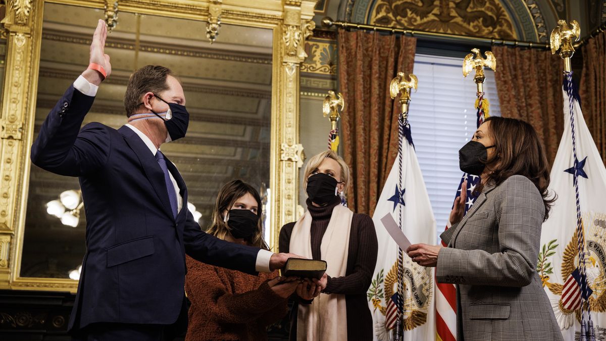 Na zdjęciu Mark Brzezinski składający przysięgę przed wiceprezydent USA Kamalą Harris