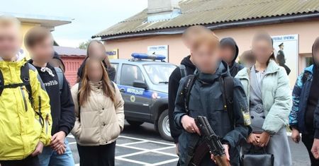 To jeszcze dzieci. Wstrząsające zdjęcia z "dnia otwartego" białoruskiej milicji