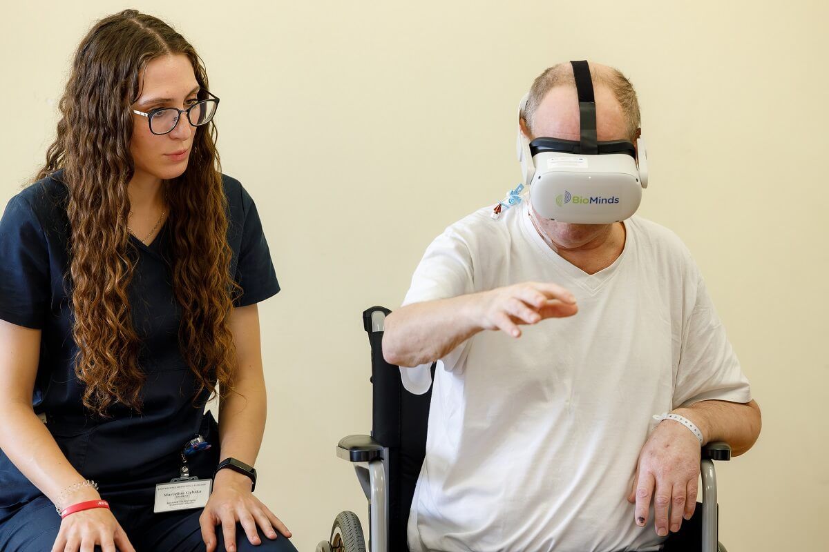 Pacjent z okularami VR
