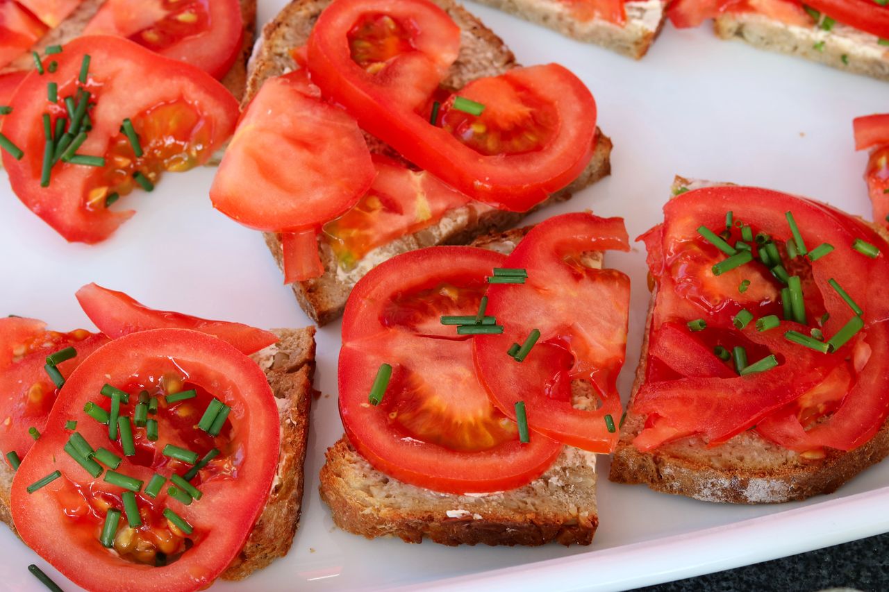 Sandwiches with tomato will taste better
