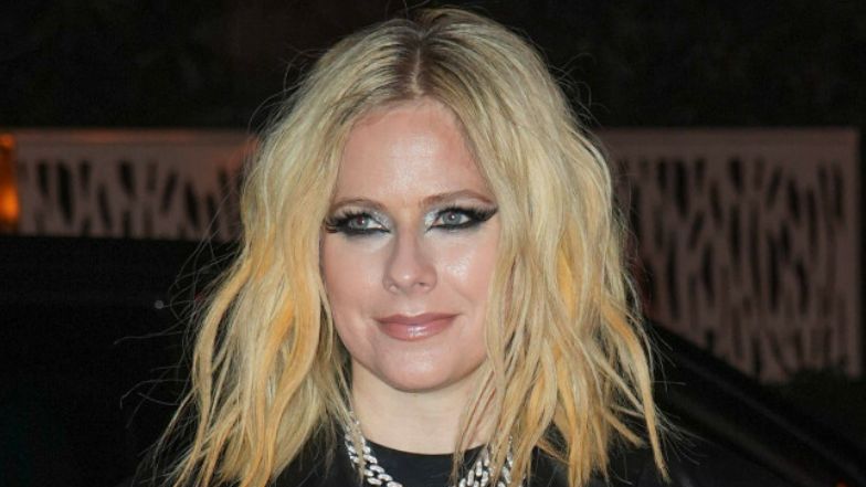Avril Lavigne na pokazie w Paryżu. Wcześniej znów była widziana ze znanym raperem