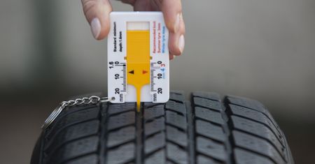 Opony zimowe za granicą. Niektóre kraje wymagają głębszego bieżnika