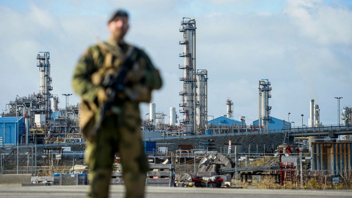 arch52
A Norwegian Home Guard (Heimvernet) soldier stands guard, assisting the police with increased security, at the Karst gas processing plant in the Rogaland county, Norway, on October 3, 2022. - Norway, now the biggest supplier of gas to Europe, beefs up security around its oil installations, following allegations of sabotage on Nord Stream's Baltic Sea pipelines. (Photo by Carina Johansen / NTB / AFP) / Norway OUT
CARINA JOHANSEN