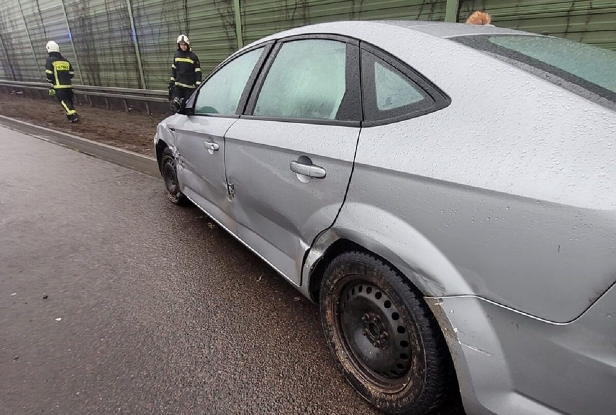 Uszkodzony Ford po zderzeniu z barierą