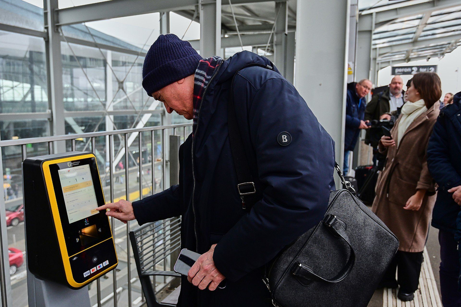 Seniorzy nie muszą obawiać się wycofania kartonowych biletów na SKM