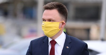 Szymon Hołownia rozdaje maseczki. Przygotował 2050 sztuk